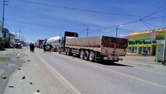 Hoy se cumple el cuarto día consecutivo del paro de transportistas de carga pesada en protesta por el alza del precio del combustible. (Foto: Andina)