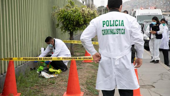 Peritos de Criminalística examinaron el cráneo en presencia de la fiscal de turno. | Foto: Eduardo Cavero