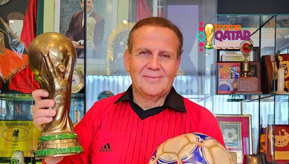 Alberto Tejada muestra una replica y balón de la Copa del Mundo 1994 (Foto: GEC)