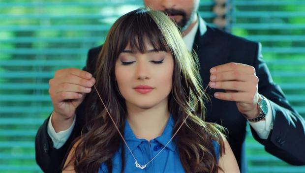 Alihan gives a beautiful necklace to Zeynep in the soap opera "Original Sin" (Photo: Med Yapim)