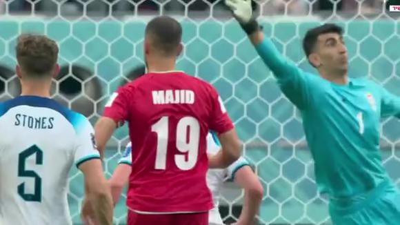 Golero de Irán recbió durísimo golpe en el rostro abaondonó partido ante Inglaterra   (Video: YouTube)