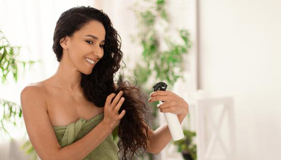 Recuerda que los productos para peinar sin enjuague y el acondicionador se echan desde la mitad del cabello hasta las puntas. Foto: Getty Images.