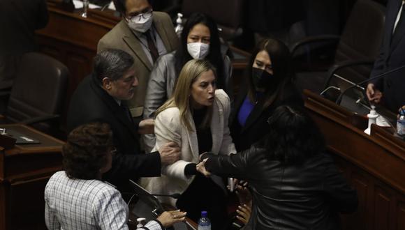 María del Carmen Alva jaloneó del brazo a la legislador Isabel Cortez (Foto: César Campos / GEC)