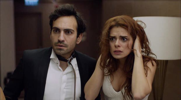 Fatih y Zeynep en una curiosa escena de "amor a segunda vista".  (Foto: Proceso de película)
