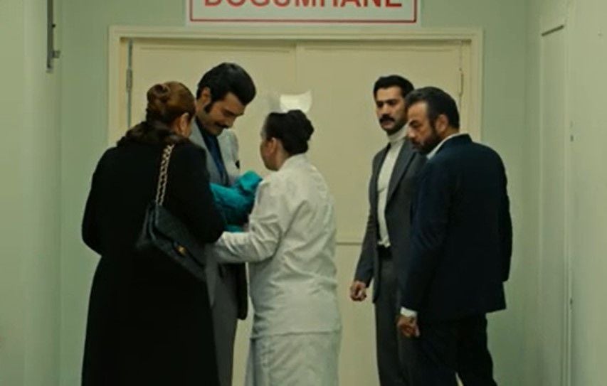 Demir and Hünkar excited to see Leyla in front of Yilmaz and Fekeli's gaze.  (Photo: Antena 3)