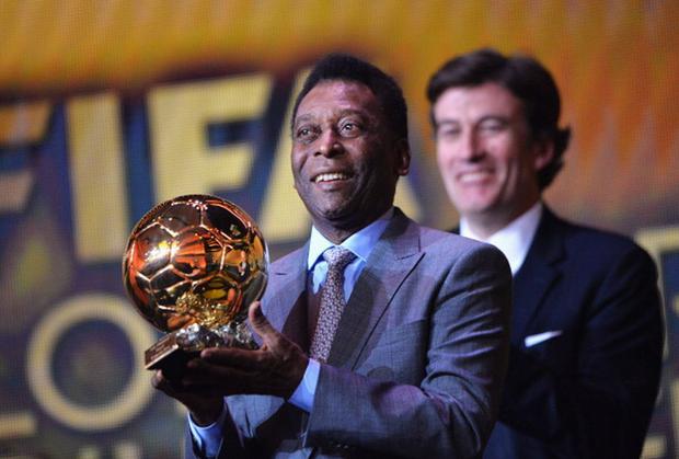 Pelé, feliz tras recibir el Balón de Oro honorífico de la FIFA y France Football (Foto: Getty Images)