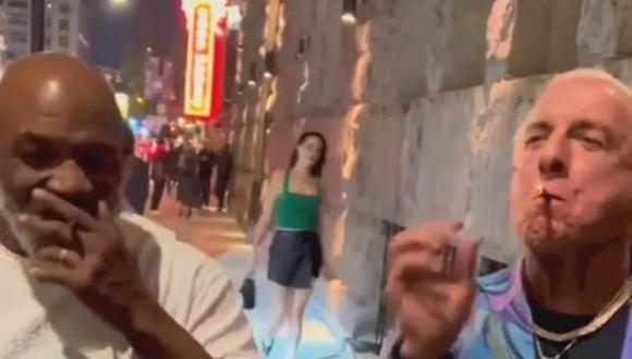 Mike Tyson y Ric Flair fuman marihuana en calles de Chicago y momento se hace viral. (Captura: @RicFlairNatrBoy / Twitter)