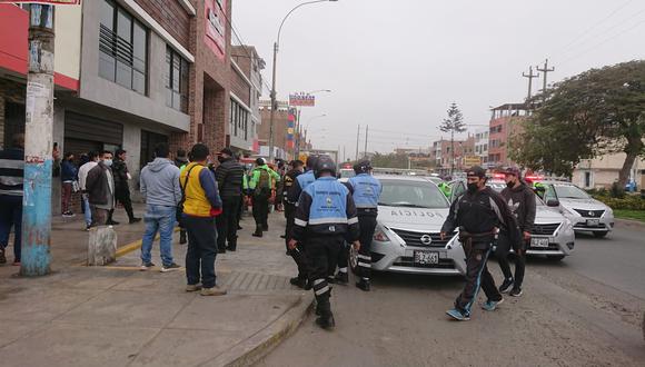 Serenos y policías fueron agredidos por mototaxistas informales en diferentes operativos.