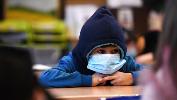 Muchos países han tomado esta decisión frente a las pocas probabilidades de contagios de coronavirus en niños. (Photo by Ina FASSBENDER / AFP)