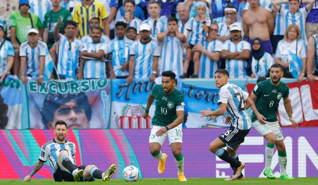 La dura marca y presión de los árabes no dejaron funcionar a Messi y compañía (AFP)
