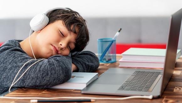 Es importante que los padres pongan más atención en los horarios de sueño de los chicos, en el ambiente donde escuchan sus clases y en su alimentación diaria.