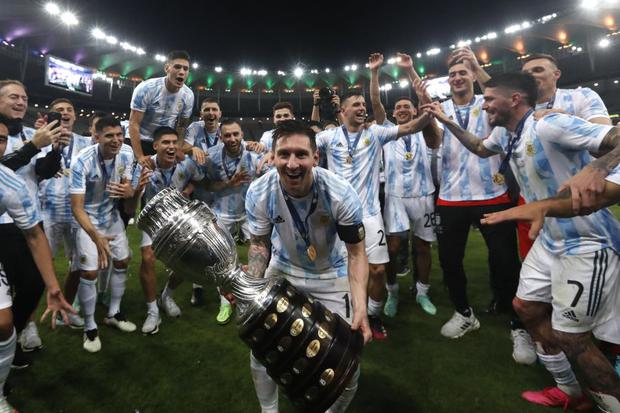 Messi celebra con el trofeo de la Copa América que obtuvieron con Argentina en julio de 2022 (Foto: AP)