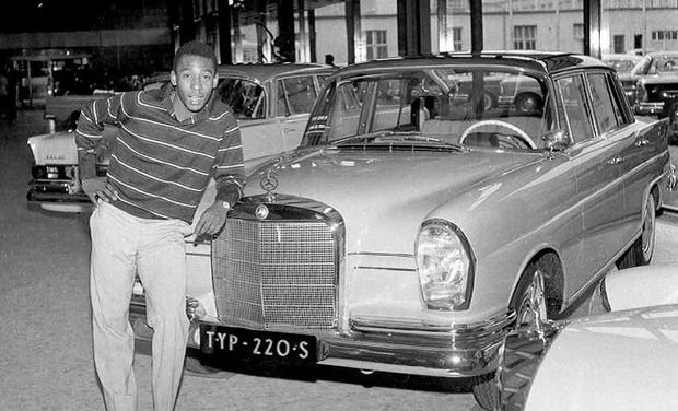 Pelé junto a su auto de lujo (Foto: Pelé / Instagram)