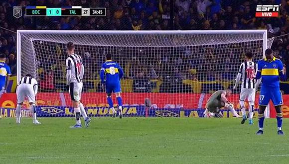 Luis Advíncula no quiso ver el penal de Marcos Rojo durante el Boca Juniors vs. Talleres. Foto: ESPN.