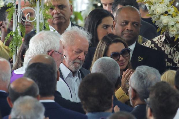 Luiz Inacio Lula da Silva se despidió de Pelé en el Estadio de Santos. Foto: AFP.