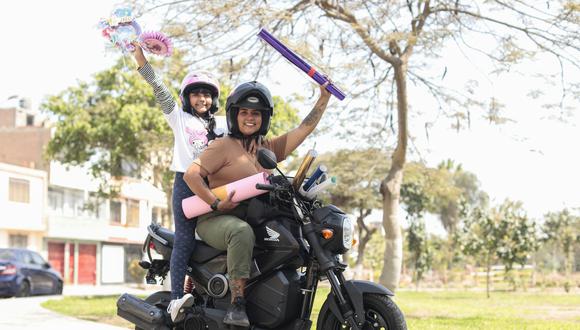 Macarena Gallardo junto con su hija y su moto. (Foto: Lenin Tadeo)