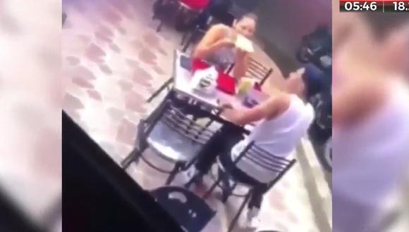 La pareja estaba sentada en una mesa y de repente es interrumpida por unos delincuentes que entraron a robar. (Foto: Captura)