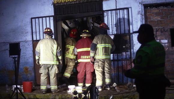 Bomberos trabajan en rescate de hombre atrapado tras derrumbe de vivienda en el Rímac. (Foto: César Grados/@photo.gec)