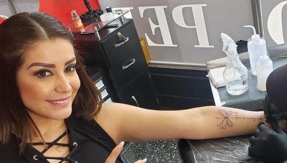 Karla Tarazona se hace tatuaje tras su separación con Rafael Fernández.