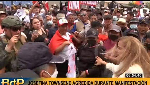 Josefina Townsend fue agredida por sujetos que protestaban cerca del Congreso de la República. (Foto: Buenos días Perú)