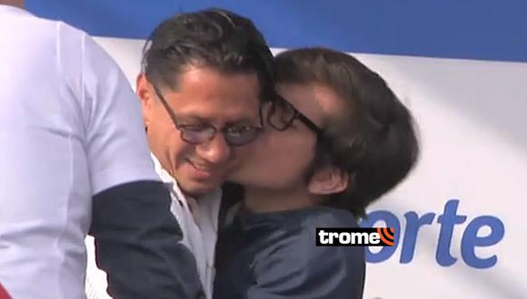 Gianluca Lapadula: Hincha se emociona y llena de besos al ‘Bambino’ en firma de autógrafos