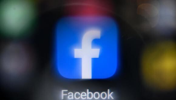 Una fotografía muestra el logotipo de Facebook del servicio de redes sociales y redes sociales en línea de EE. UU. en la pantalla de un teléfono inteligente. (Foto de Kirill KUDRYAVTSEV / AFP)