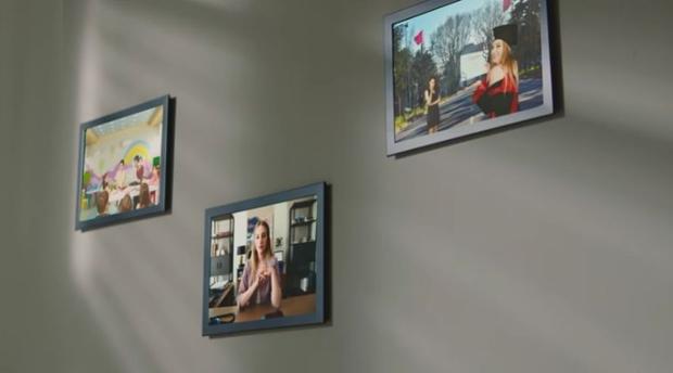 La pared de la oficina de Ali Vefa donde se ven las fotografías de Acelya y Selvi (Foto: MF Yapım)