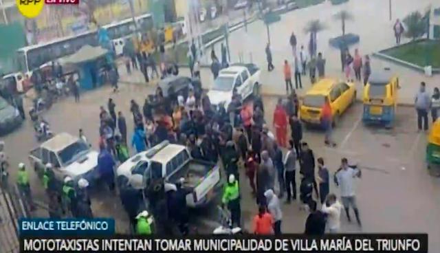 Mototaxistas intentan tomar la municipalidad de VMT para sacar sus vehículos confiscados. Foto: Captura de RPP