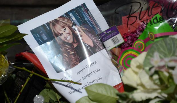 Los fanáticos dejan flores y un póster de la cantante Jenni Rivera en un lugar conmemorativo el 10 de diciembre de 2012 en Burbank, California (Foto: Robyn Beck / AFP)