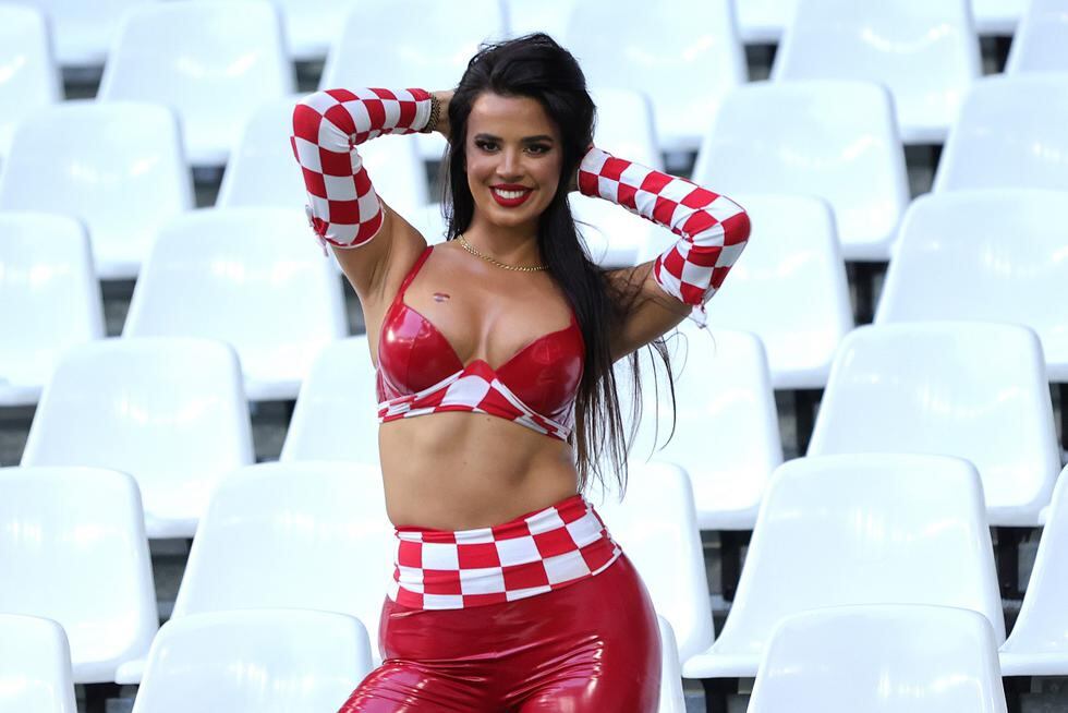 Ivana Knoll, la novia del Mundial Qatar 2022. La modelo croata posando en la tribuna durante el encuentro entre Croacia y Brasil. (Foto: EFE)