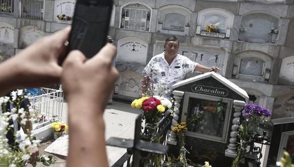 Cementerios repletos por visitantes en el 'Día de los Muertos'