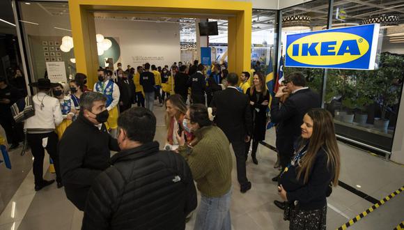 Cientos de personas asistieron a la inauguración de la primera tienda de la multinacional sueca Ikea en Chile, situada en Santiago. (Foto: Alberto Valdés/ EFE)