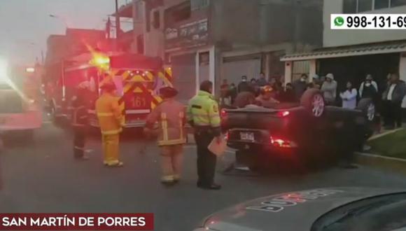 Auto dio varias vueltas de campan a luego cuando su conductor escapa de delincuentes en San Martín de Porres. (Captura: América Noticias)