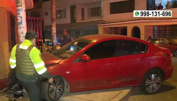 Dos delincuentes robaron celular a un hombre y luego fueron capturados tras estrellar el auto durante persecución en San Juan de Lurigancho. (Captura: América Noticias)