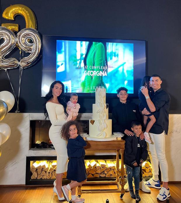 Georgina Rodríguez cumplió 29 años junto a Cristiano Ronaldo y a sus hijos (Foto: Georgina Rodríguez/ Instagram)
