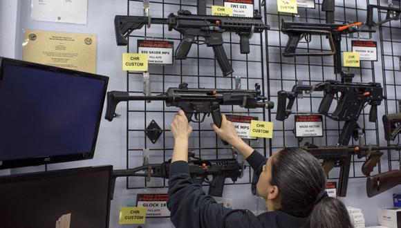 Desde el próximo miércoles, cualquier ciudadano podrá tener un arma de fuego.(Foto: Mark Felix / AFP)The law, which was passed in the Republican-dominated state Senate and House of Representatives last month, will allow anyone 21 years or older who is not barred from possessing a firearm to carry one in public without a permit. (Photo by Mark Felix / AFP)