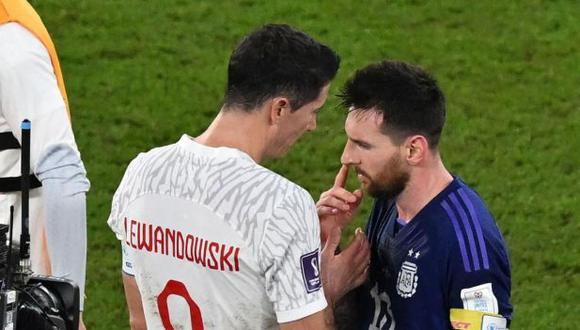 Lionel Messi y Lewandowski se cruzaron al final del Argentina-Polonia en Qatar 2022. (Foto: AFP)
