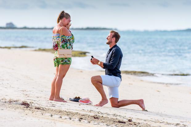 Kane le pidió matrimonio a Katie en una escena romántica junto al mar
