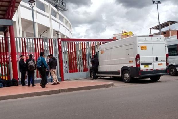 Unidad móvil de 1190 Sports no pudo ingresar al estadio Inca Garcilaso, en el duelo Cienciano vs. Cusco FC. (@Gusadro
)