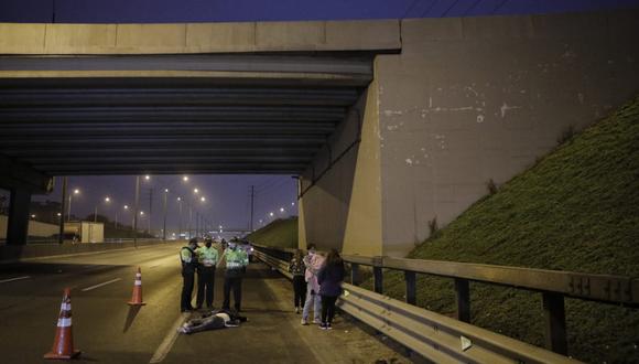 Víctor Manuel Lecca Linch (29) murió al caer desde lo alto del puente Naranjal tras salir despedido de su moto.(Foto: : Joel Alonzo/@photo.gec)
