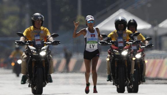Nary Ly terminó en el último lugar en la maratón olímpica 2016 de los 133 atletas para completar el curso. (Foto: AFP)