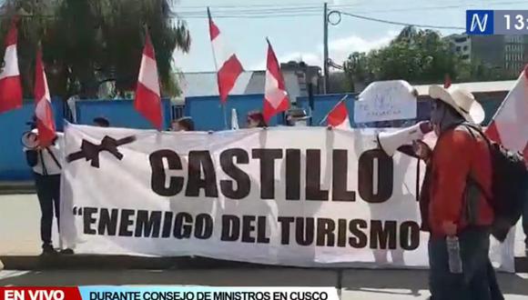 Decenas de personas protestan contra Pedro Castillo en exteriores del coliseo Casa de la Juventud en Cusco. (Captura: Canal N)