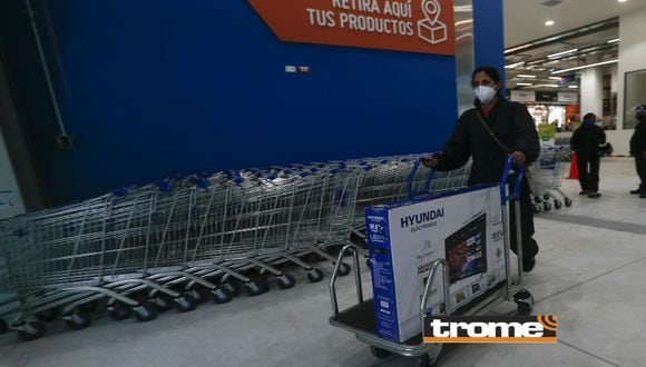 Algunos clientes realizaron compras en primer día de operaciones. Solo Tottus y Sodimac están funcionando en este nuevo mall de Comas. . (Foto: Andrés Paredes / Trome)