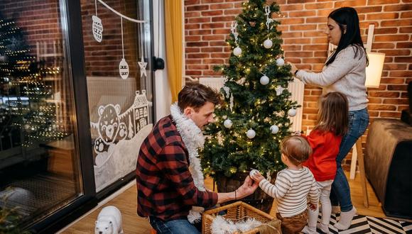 Las personas cada vez más se anticipan a decorar, pues un estudio de la revista Journal Enviromental of Psychology, concluye que poner la decoración navideña antes, los hace más felices. Foto: iStock.