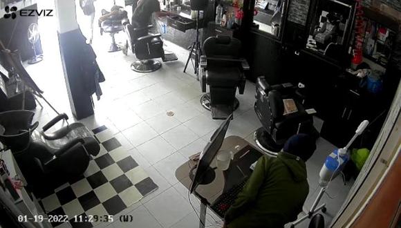 El joven barbero Alfredo Jhofren Guadalupe Córdova (18), fue herido de gravedad en asalto a la barbería donde labora. (foto: Mónica Rochabrum/Trome)