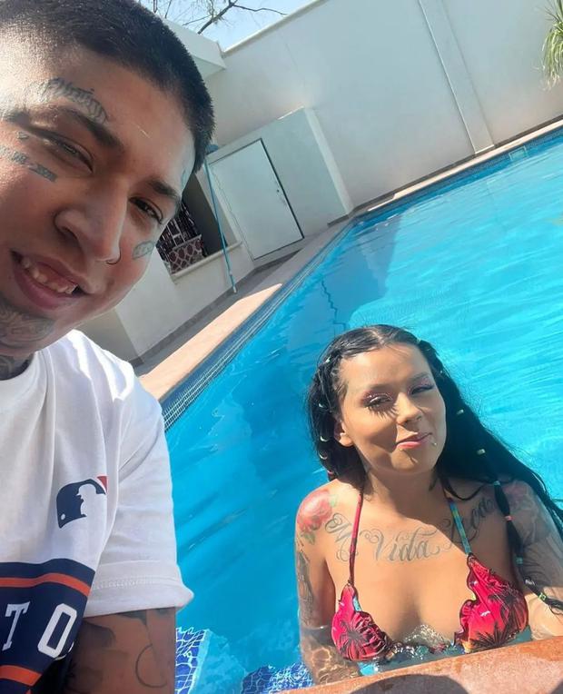 La pareja de tiktokers compartiendo en su piscina (Foto: New Fashion Beauty Mona / Instagram)