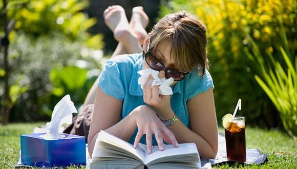 Si tienes alergias estacionales muy frecuentes e intensas, es fundamental recurrir a una atención médica para realizar pruebas cutáneas o análisis de sangre. (Foto: Getty Images)