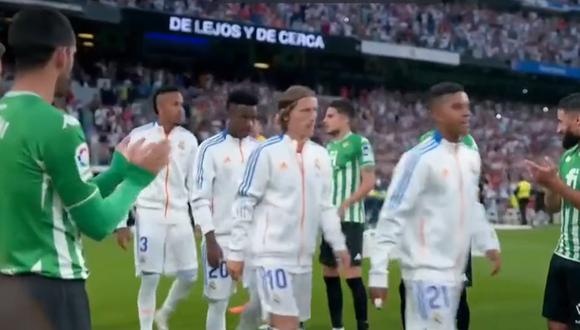 Real Madrid y Betis regalaron una bonita escena en la previa del partido. Foto: Captura de pantalla de ESPN.