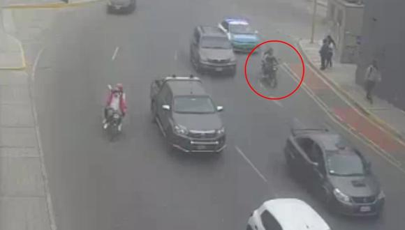 Policías y serenos capturaron a dos sospechosos que se desplazaban en una moto con la placa cubierta con plástico. (Foto: Municipalidad de Surco)