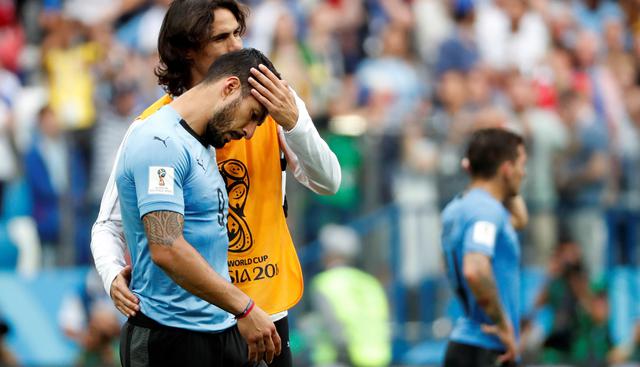 Luis Suárez recibió el consuelo de su compañero de ataque, Edinson Cavani, tras eliminación de Uruguay. (Foto: EFE)